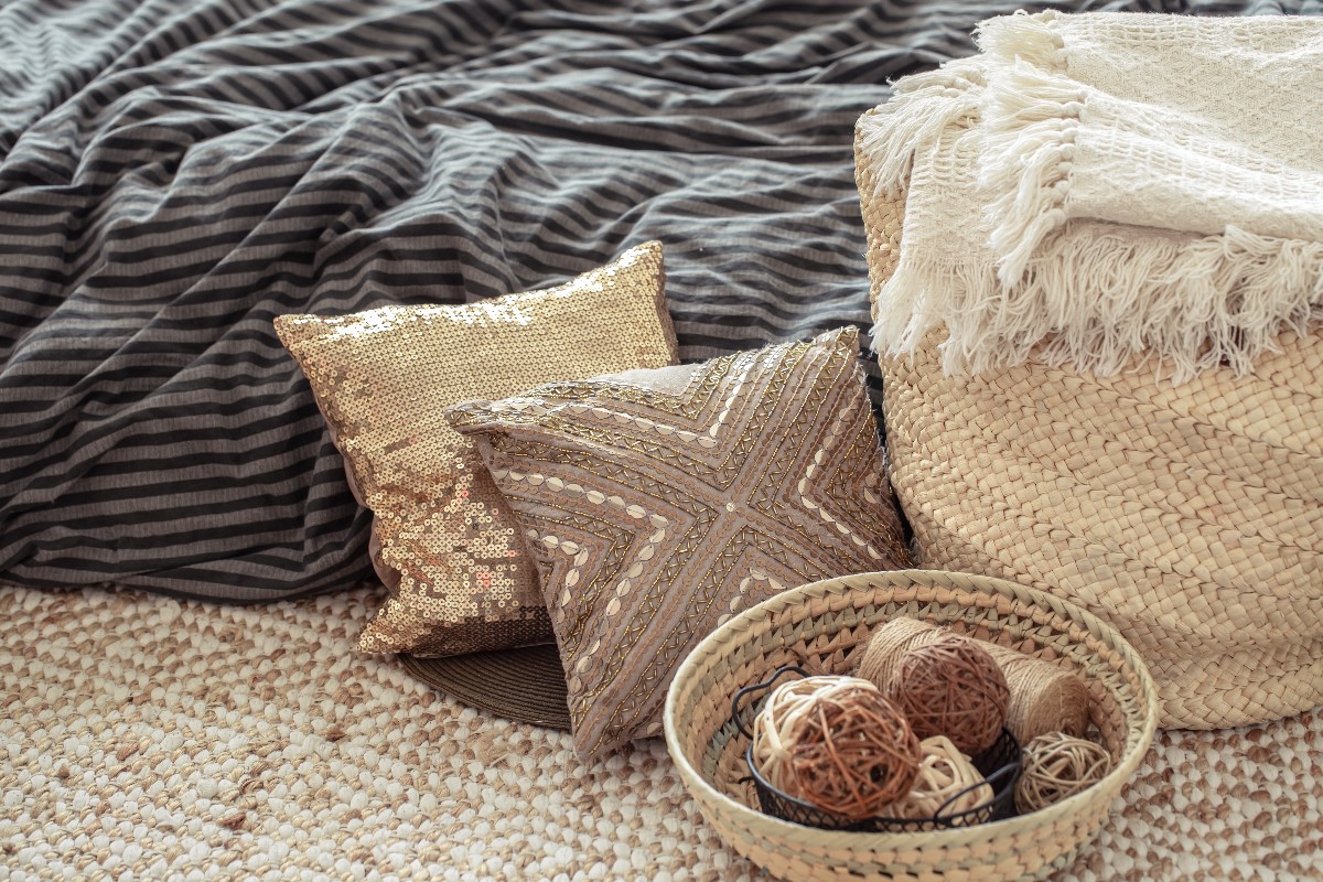 Dekoracyjne poduszki – znak rozpoznawczy stylu nowojorskiego