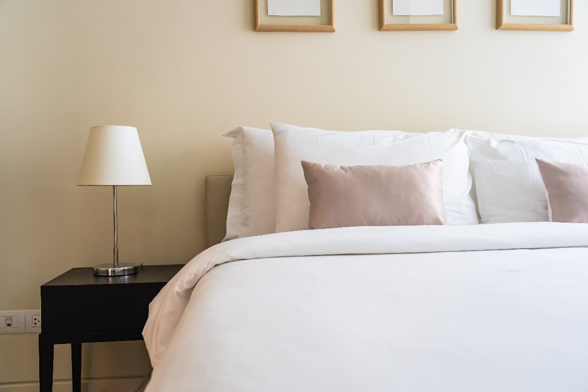 Sypialnia w hotelowym stylu – jak ją urządzić?
