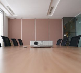 W co wyposażyć firmowy meeting room?