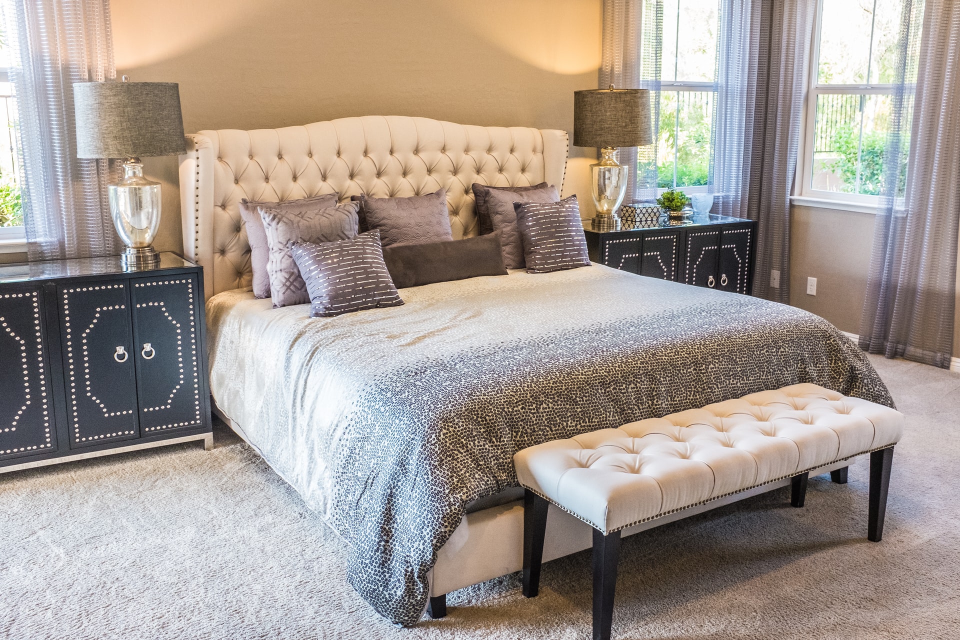Łóżko tapicerowane w centrum sypialni – TOP inspiracje