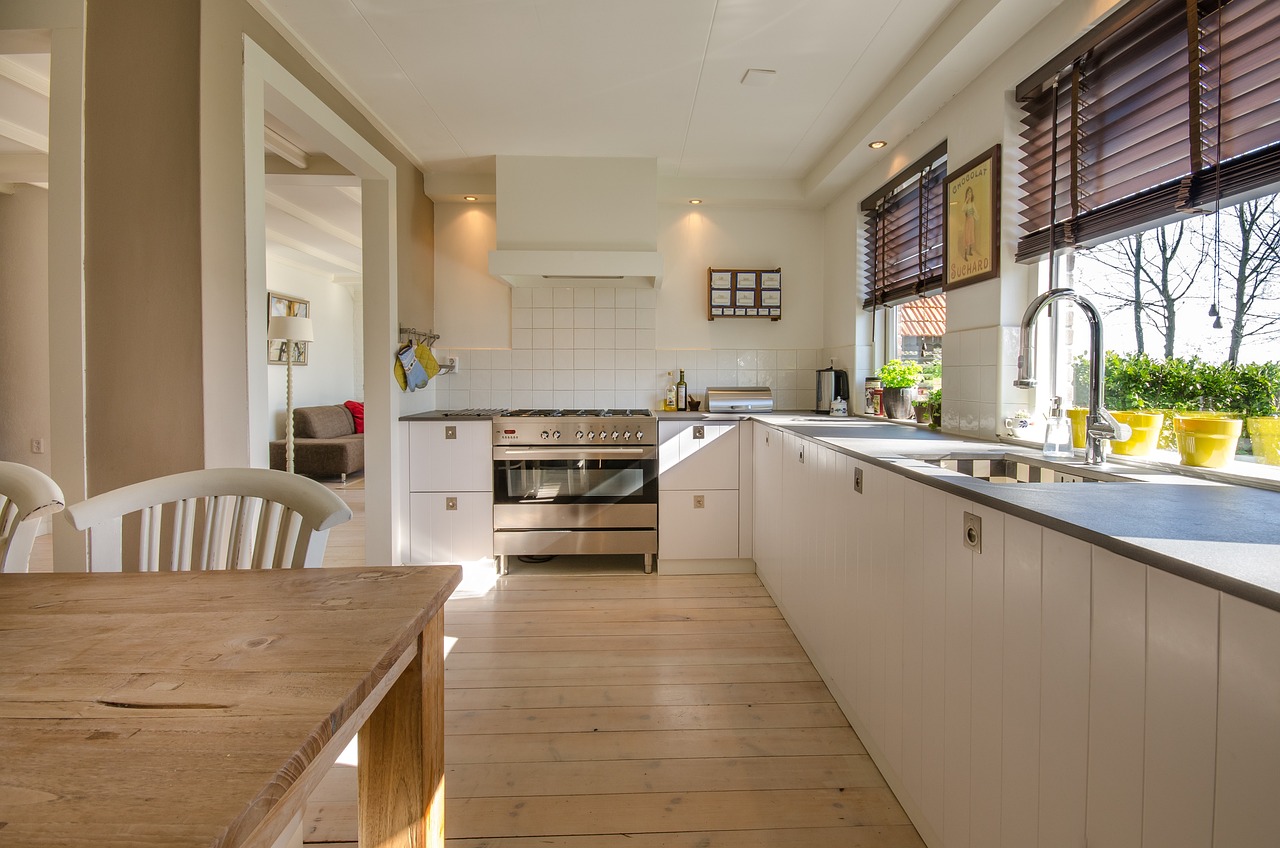 Drewniany parkiet w kuchni – czy to dobre rozwiązanie?