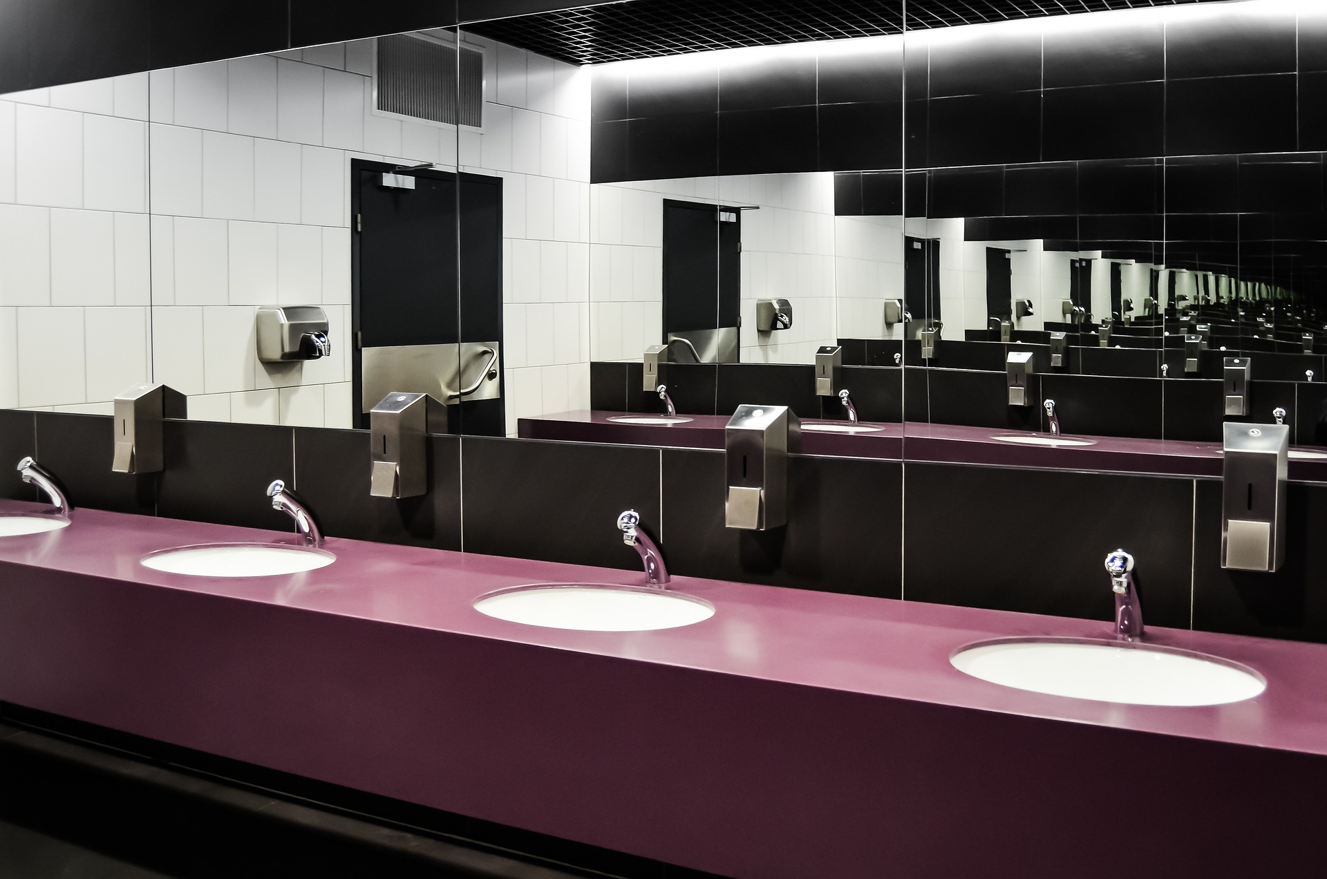 Najważniejsze elementy w publicznych toaletach: Co powinno być dostępne, aby sprostać potrzebom różnych grup użytkowników?